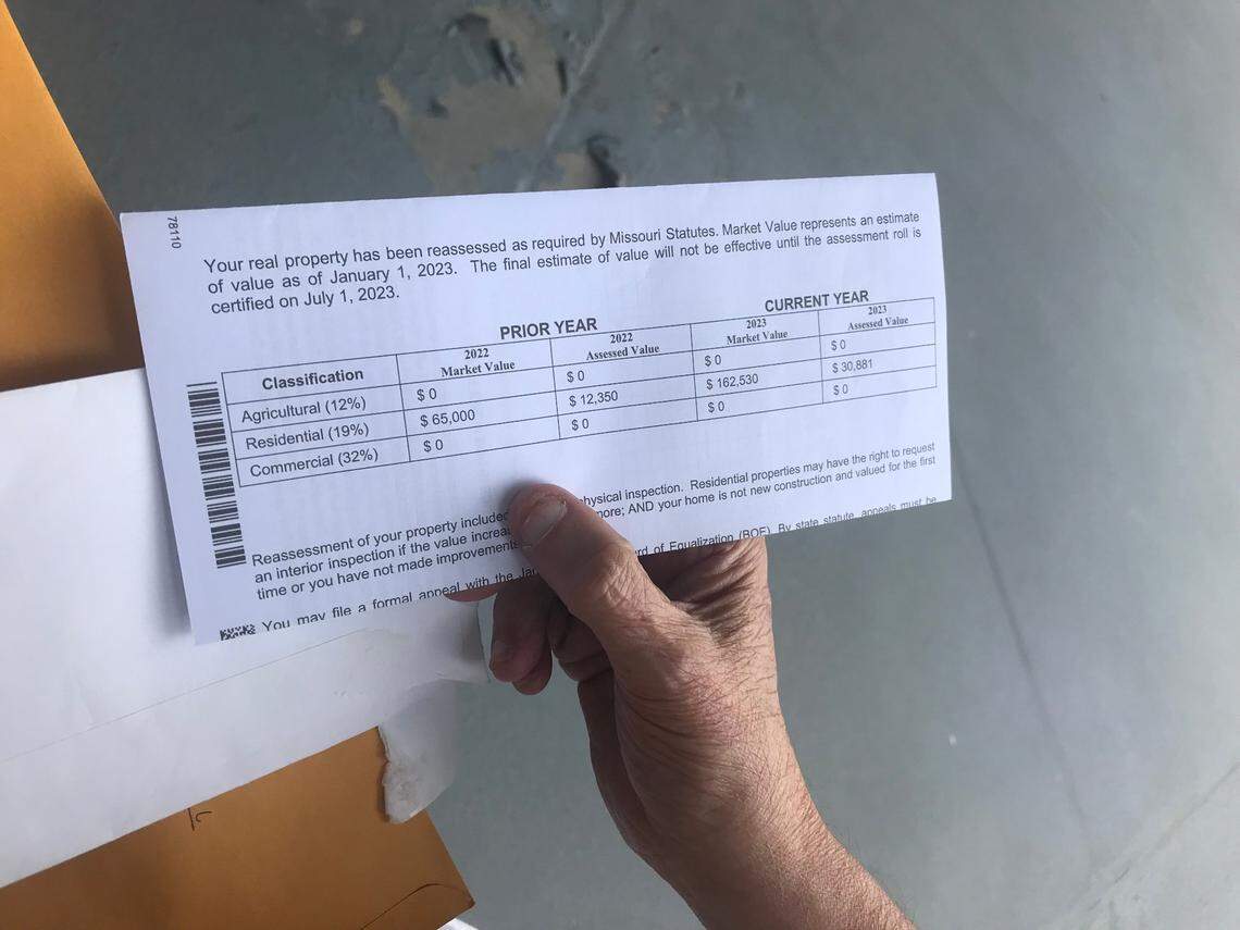 El propietario de un casa en Independence, Thomas, quien pidió ser identificado solo por su nombre de pila, muestra su aviso de avalúo de propiedad que presenta un aumento del 149% desde 2021, el martes 27 de junio de 2023.