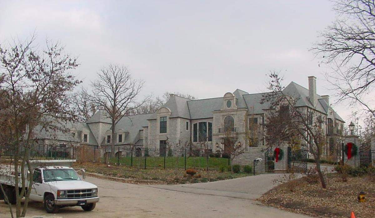 Travis Kelce’s new Leawood mansion decorated for a Christmas past.