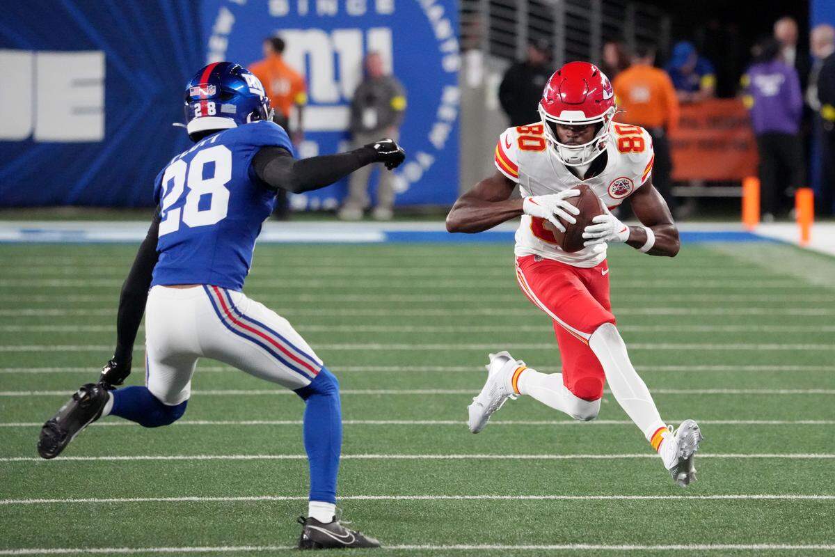 Sep 21, 2025; East Rutherford, New Jersey, USA; Kansas City Chiefs wide receiver Tyquan Thornton (80) runs against New York Giants cornerback Cordale Flott (28) in the second quarter at MetLife Stadium. Mandatory Credit: Robert Deutsch-Imagn Images
