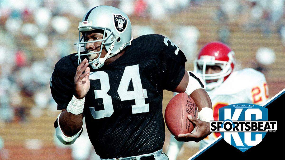 Bo Jackson, the two-sport star and running back for the Los Angeles Raiders, takes off on a 45-yard run against the Kansas City Chiefs, including free safety Deron Cherry (20), early in the fourth quarter of the game at the Coliseum in Los Angeles on Sunday, October 15, 1989.