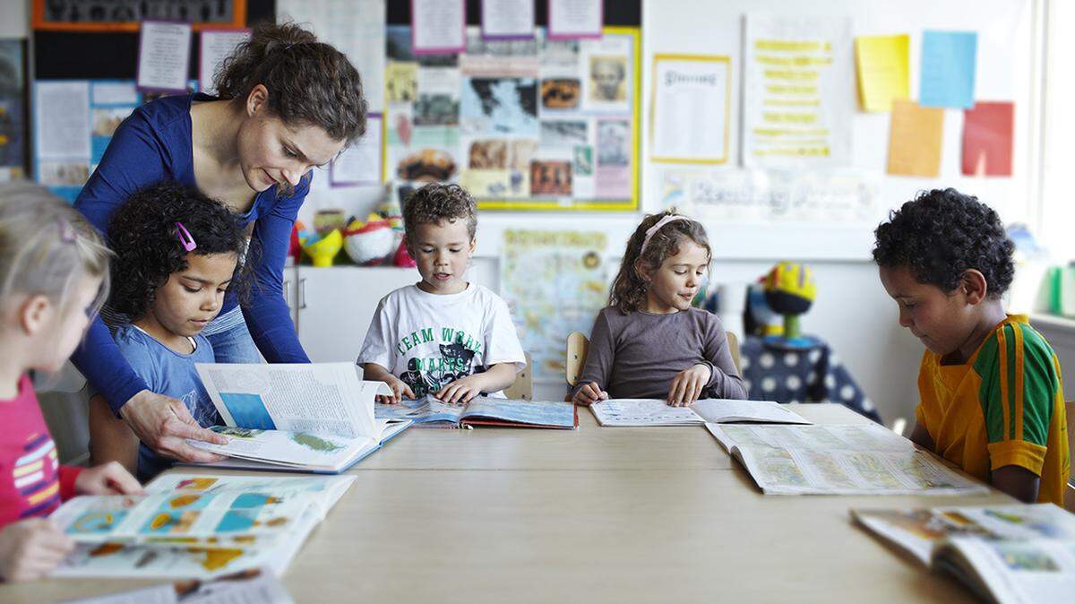 school classroom teacher student elementary school