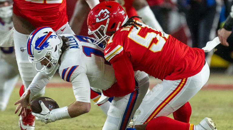 Former Chiefs defensive end Mike Danna lands with conference rival