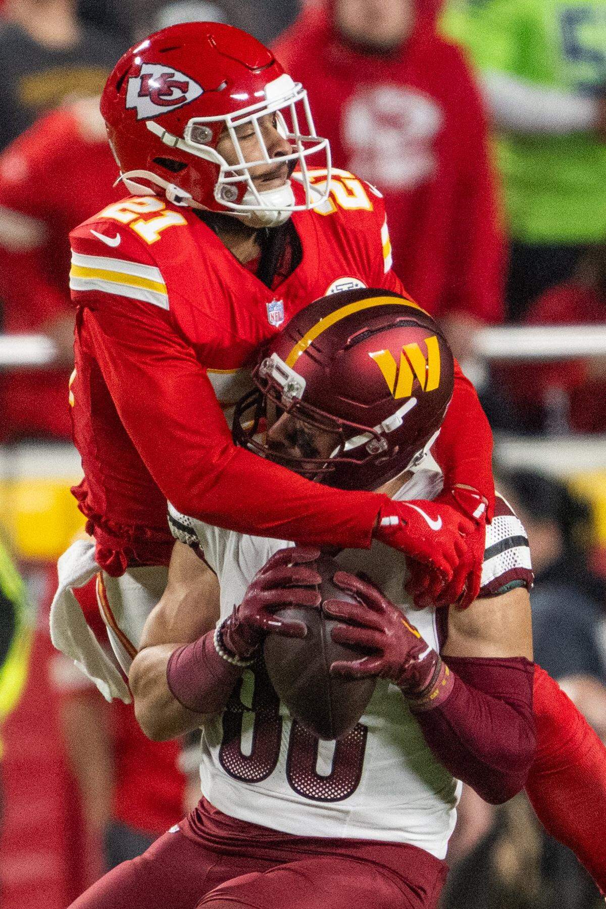 Kansas City Chiefs safety Jaden Hicks (21) tackles Washington Commanders tight end Zach Ertz (86) in the first half of the Chiefs game vs. the Washington Commanders on Monday, October 27, 2025, at GEHA Field at Arrowhead Stadium.