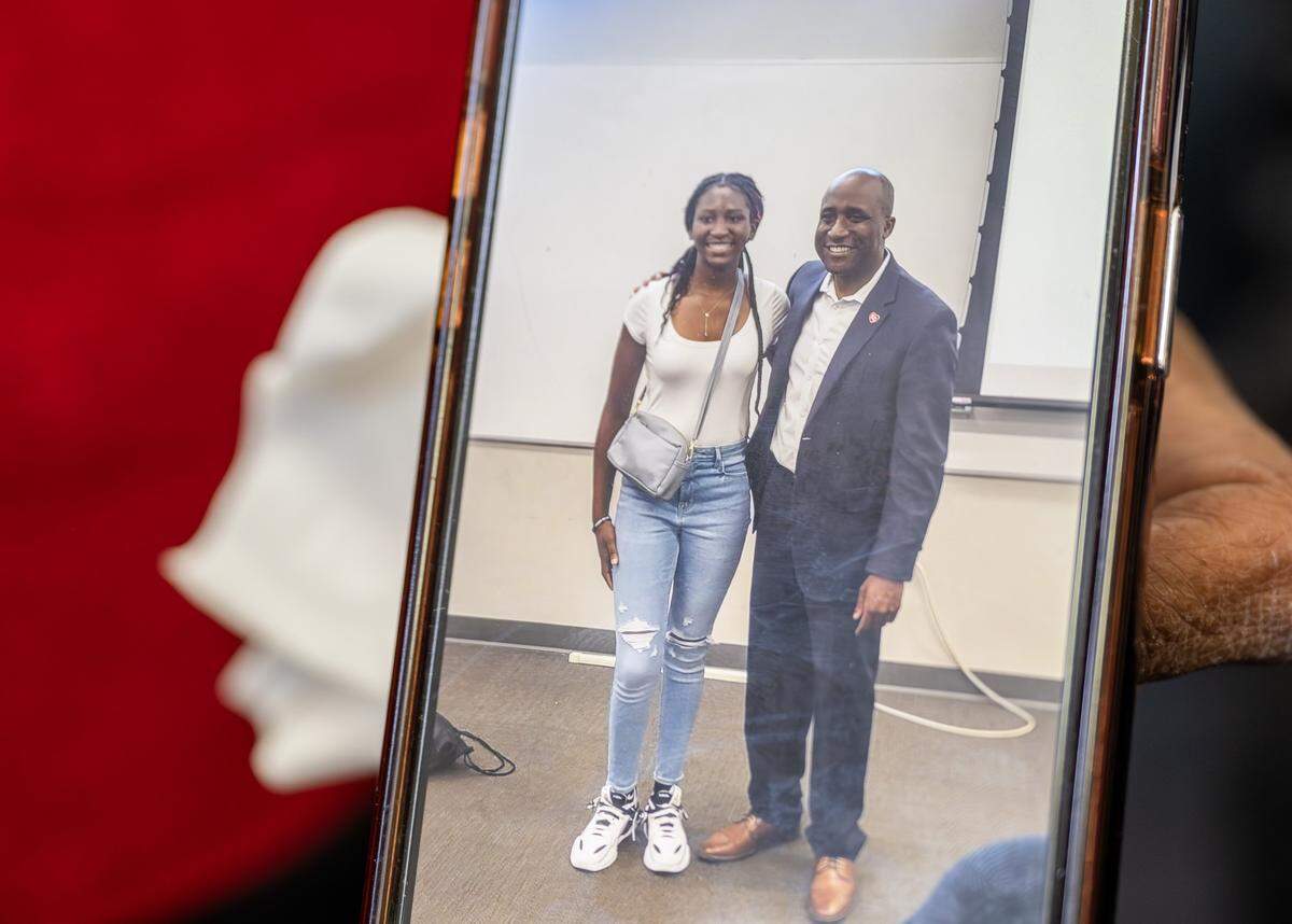 Jearl Collins, grandmother of Elayjah Murray, shows a photo of her granddaughter with Kansas City Mayor Quinton Lucas on her phone during a news conference at KC Mothers in Charge inside the Mohart Building on Dec. 3, 2025, in Kansas City.
