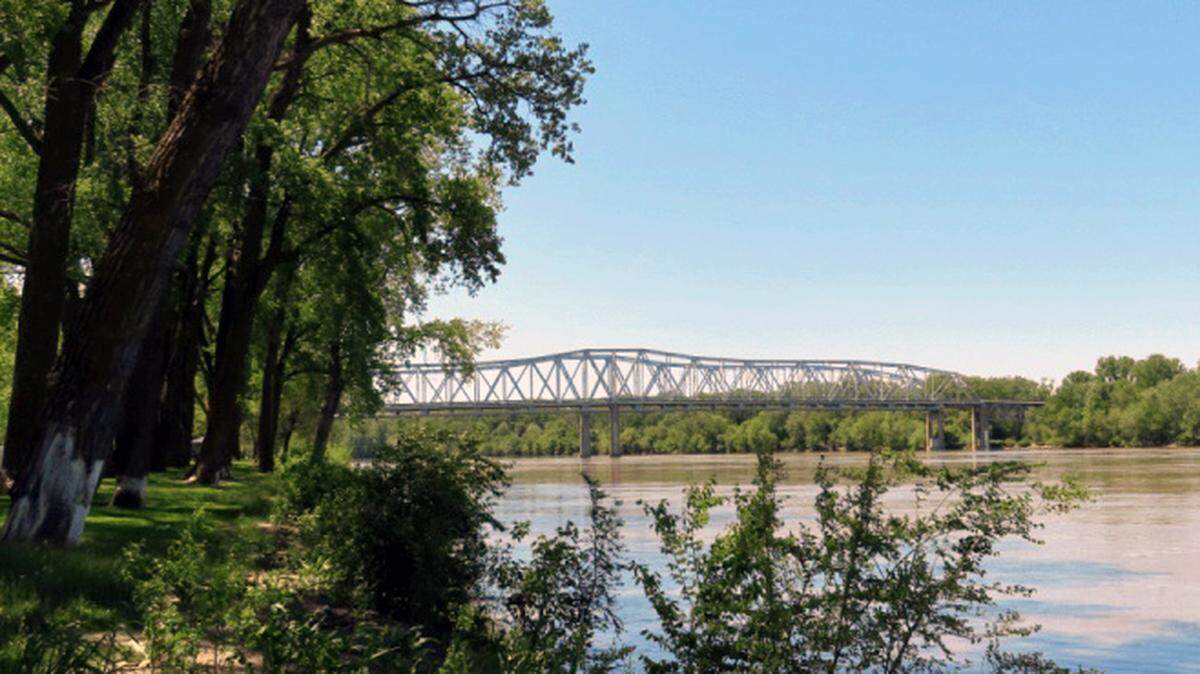 The Missouri Department of Transportation is seeking proposals for the relocation and reuse of the Liberty Bend Bridge, which carries the northbound lanes of Missouri 291 over the Missouri River in northern Jackson County. 