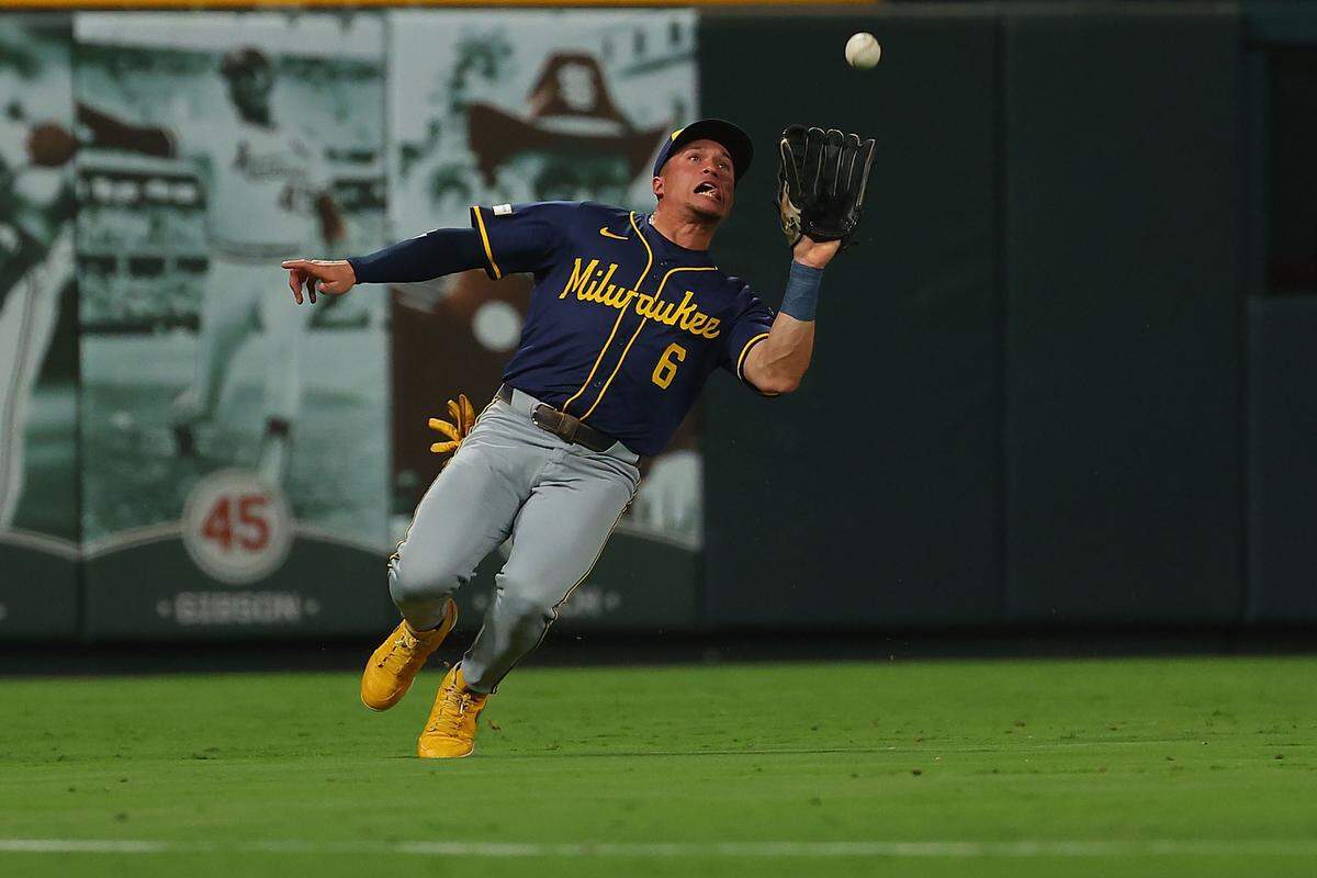 Isaac Collins #6 of the Milwaukee Brewers catches a fly ball against the St. Louis Cardinals in the first inning at Busch Stadium on September 19, 2025 in St Louis, Missouri.