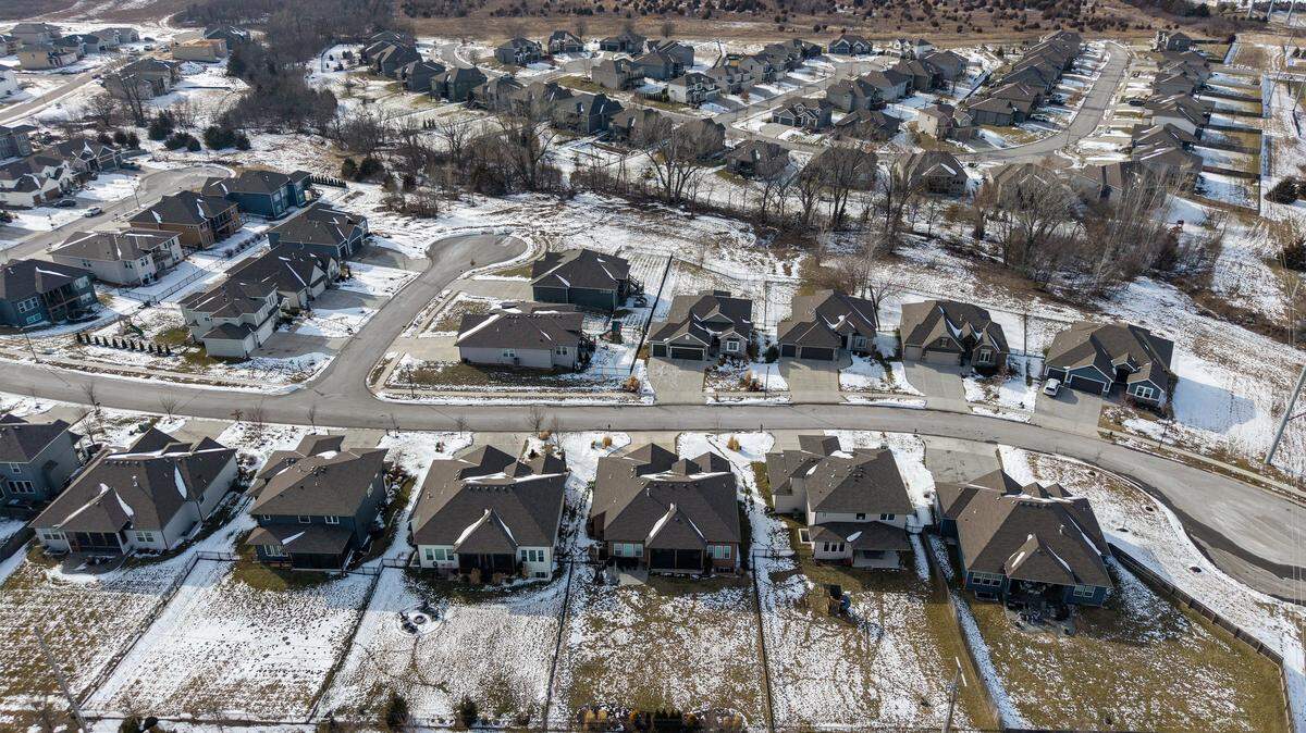 The City of Lenexa is considering a 50-home Habitat for Humanity project for the area off Clare Road near 86th Terrace, a site located across from this single family neighborhood. The trail area is valued by residents for its walking trail, small lake, and surrounding wetlands.