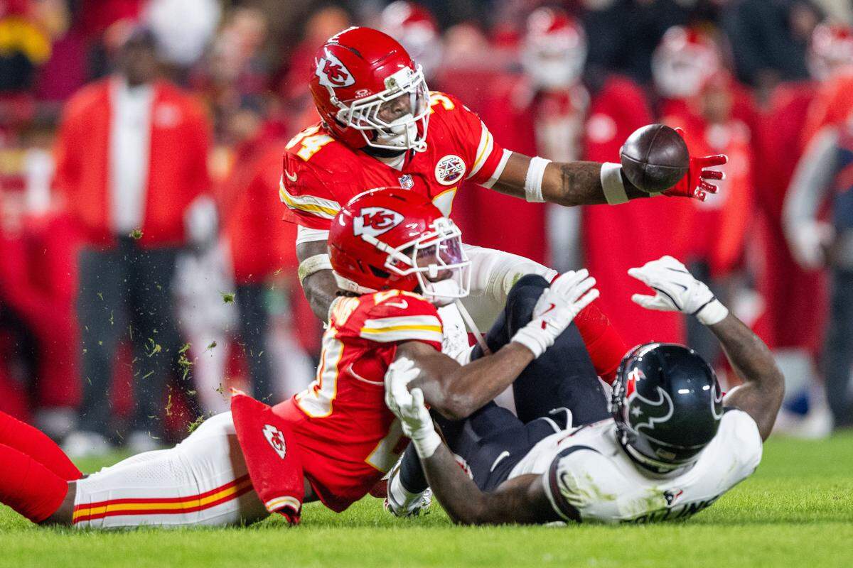 Kansas City Chiefs safety Mike Edwards (34) drops an interception opportunity in the first half of the Chiefs game vs. the Houston Texans on Sunday, December 7, 2025, at GEHA Field at Arrowhead Stadium.
