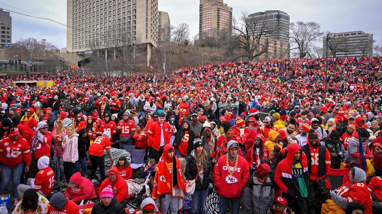Which was bigger? Compare photos of Kansas City Chiefs Super Bowl 2023, 2020 parades