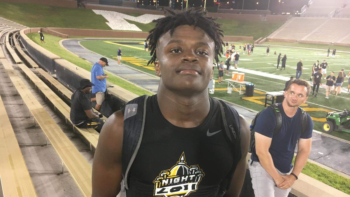 Missouri landed a commitment from defensive back Martez Manuel on Sunday morning. Manuel becomes the latest Columbia Rock Bridge product to commit to the program.