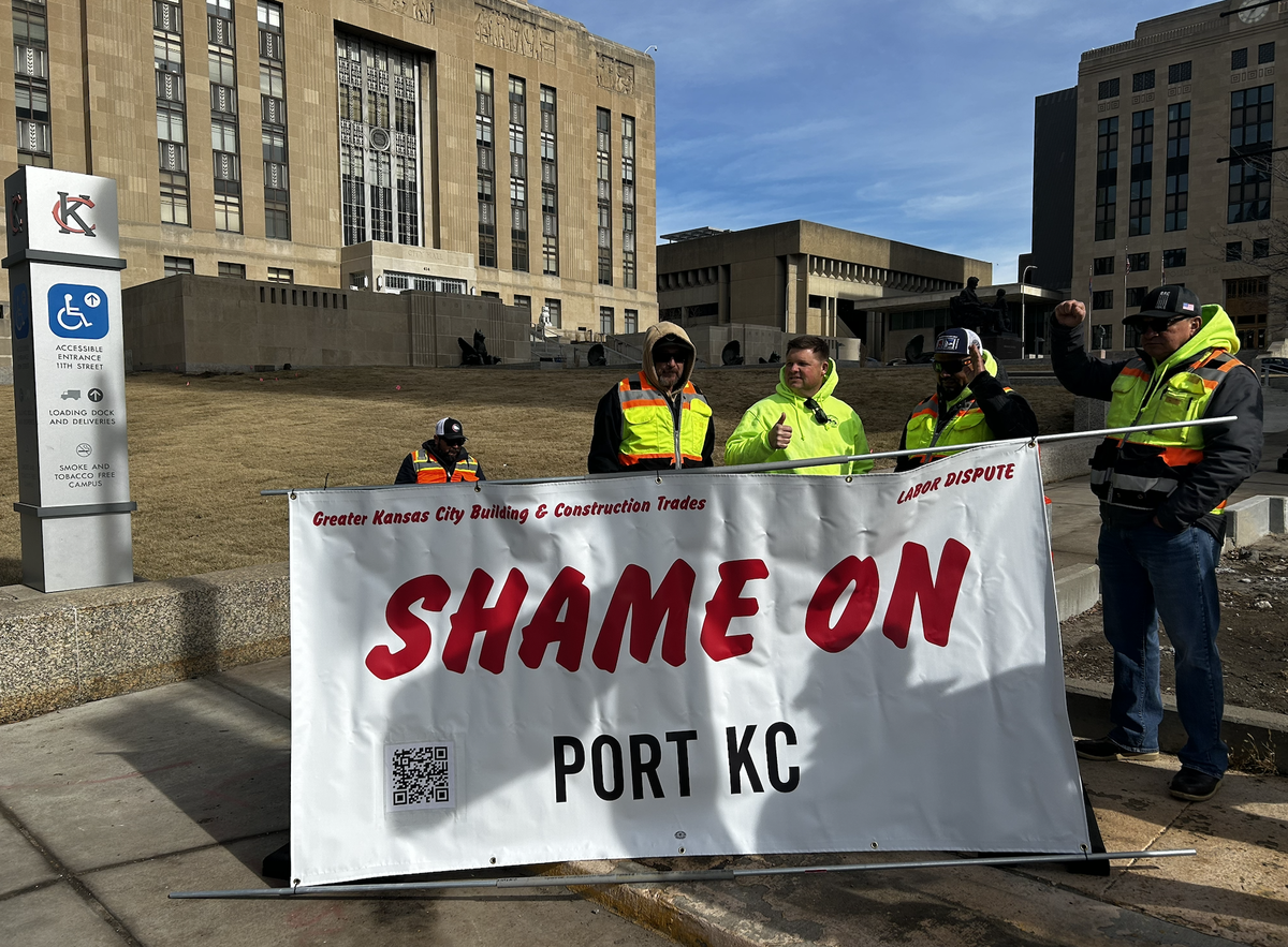 The Greater Kansas City Building and Trades Council says the Port Authority of Kansas City has refused to implement wage and apprenticeship standards on its projects.