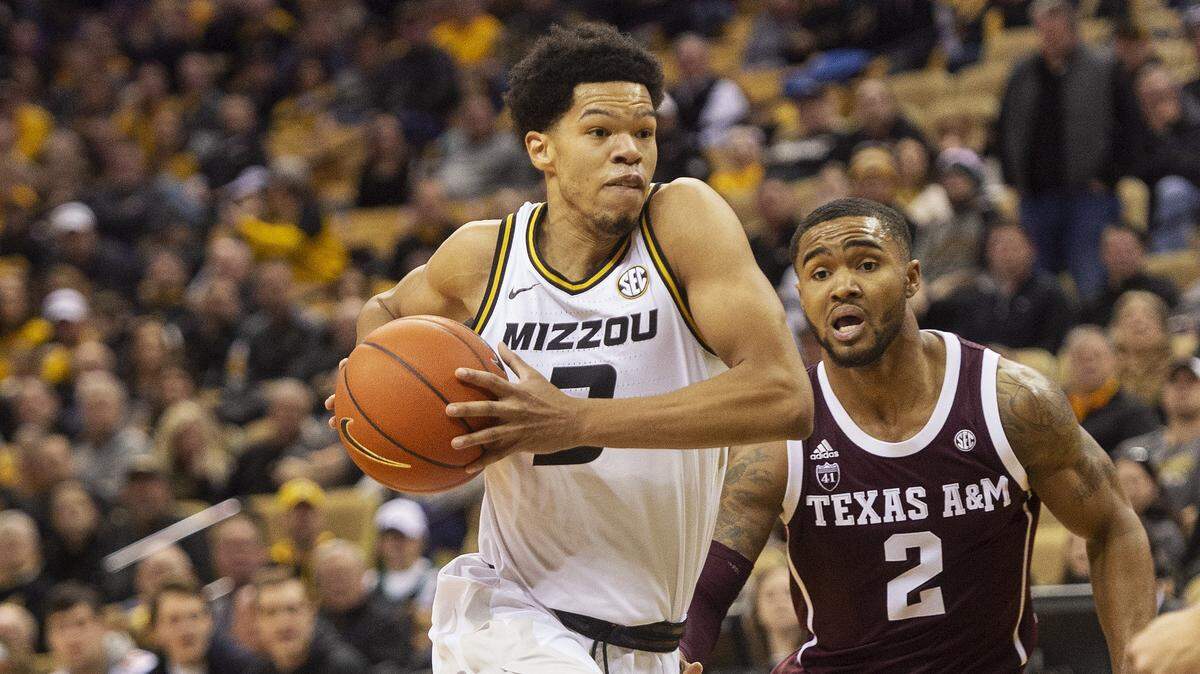 Missouri’s Ronnie Suggs, left, drives past Texas A&M’s TJ Starks during a game earlier this month.