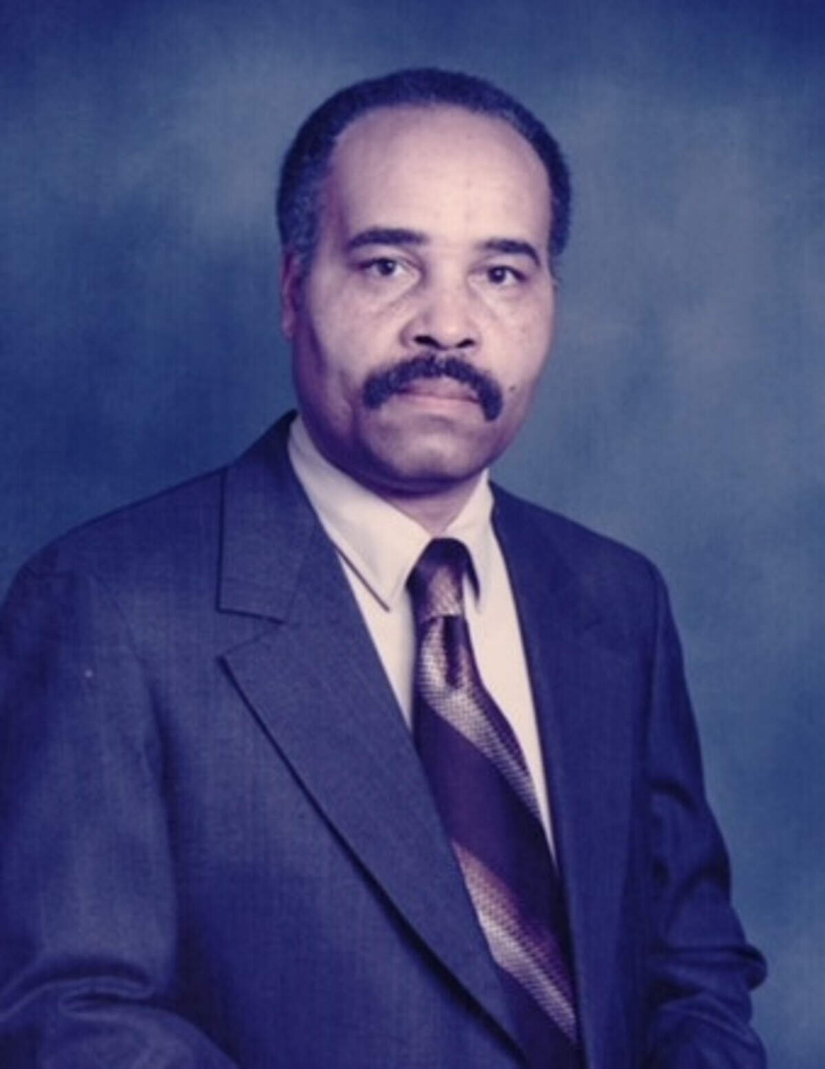 Robert Preston Mclntosh Jr., father and electrician, died Sept 22. He was 82.
