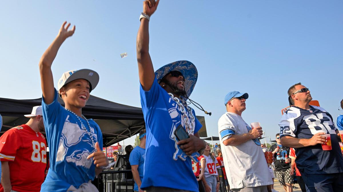 Detroit fans danced to Two Friends, DJ/producer duo Eli Sones, left, and Matthew Halper, who got the party hopping at the World’s Largest Tailgate, a virtual event and concert hosted outside of GEHA Field at Arrowhead Stadium on Thursday, Sept. 7, 2023, before the kickoff of the Chiefs-Lions game.