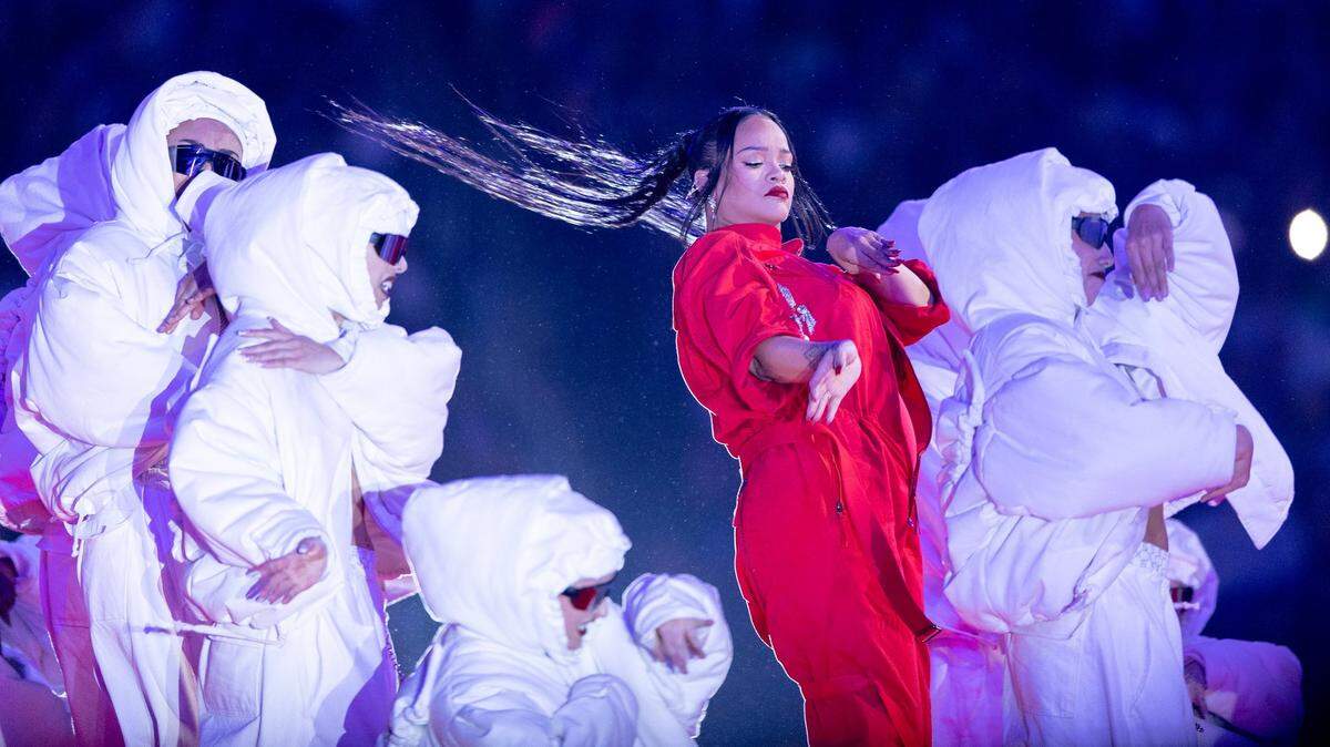 Rihanna canta en el Super Bowl LVII. Es una de las invitadas a la boda del hijo menor del hombre más rico de Asia.