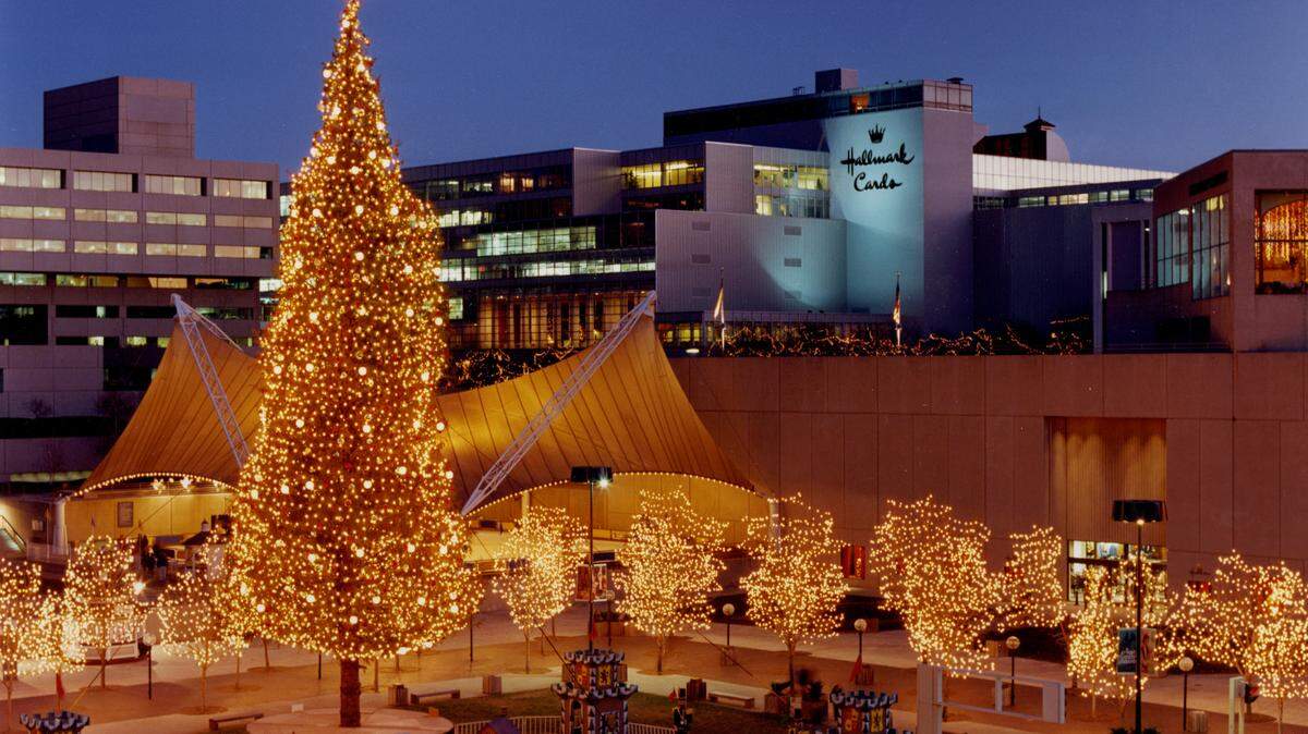 The Mayor’s Christmas Tree at Crown Center. KANSAS CITY PUBLIC LIBRARY
