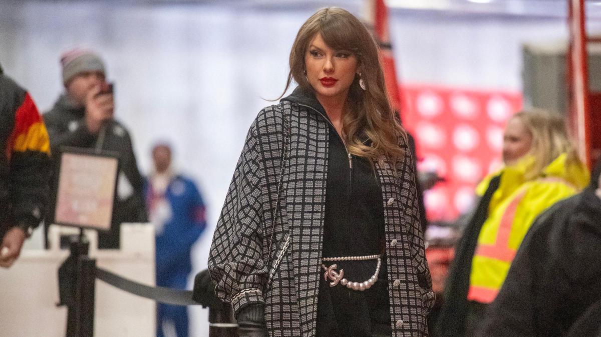 Taylor Swift, in only her second public appearance of the new year, wore Chanel to the Kansas City Chiefs game against the Houston Texans in their AFC Divisional Round playoff match Saturday at GEHA Field at Arrowhead Stadium.