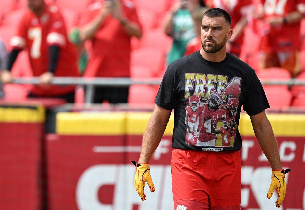 Kansas City Chiefs tight end Travis Kelce wears a "Free Rashee" shirt while warming up before playing the Philadelphia Eagles on Sunday, Sept. 14, 2025, at GEHA Field at Arrowhead Stadium.