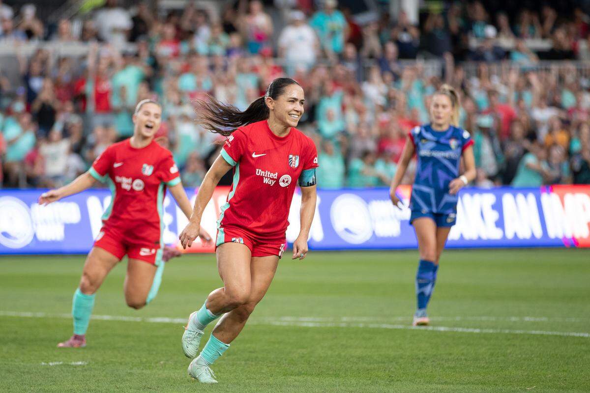 Kansas City Current midfielder Lo LaBonta (10) celebrates after scoring in the first half of the match against the North Carolina Courage at CPKC Stadium on Aug. 30, 2025.