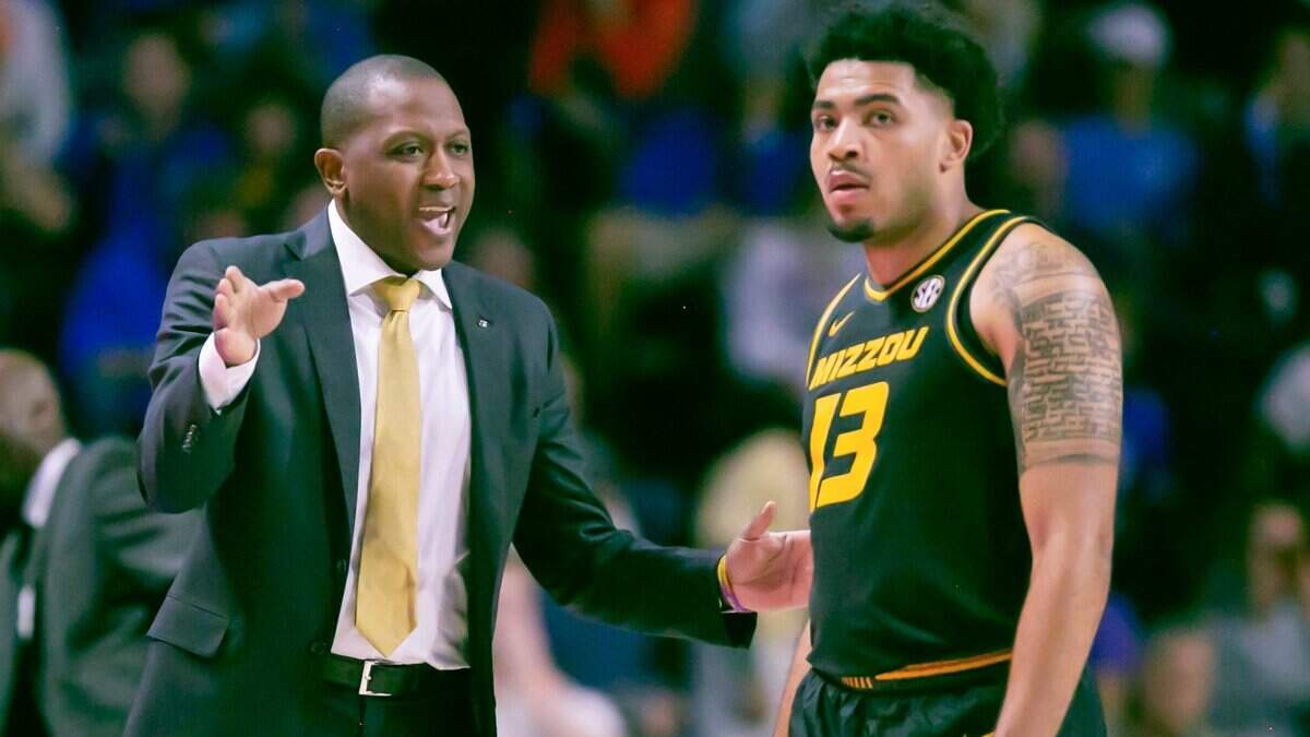 Missouri head coach Dennis Gates talks with forward Ronnie DeGray III (13) during the first half against Florida on Saturday, Jan. 14, 2023, in Gainesville, Fla.