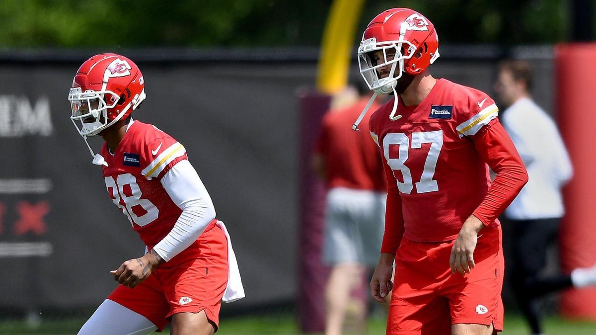 Tight ends Jody Fortson (88) and Travis Kelce (87) warmed up during an OTA at the Chiefs’ training facility Thursday, June 2, 2022.