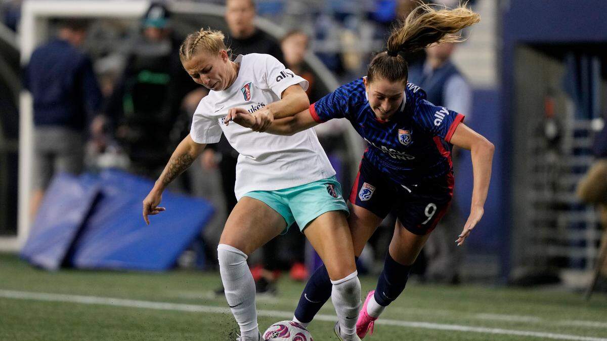 Kansas City Current defender Hailie Mace (4) and OL Reign forward Jordyn Huitema (9) collide in the second half at Lumen Field in Seattle on June 10, 2023.
