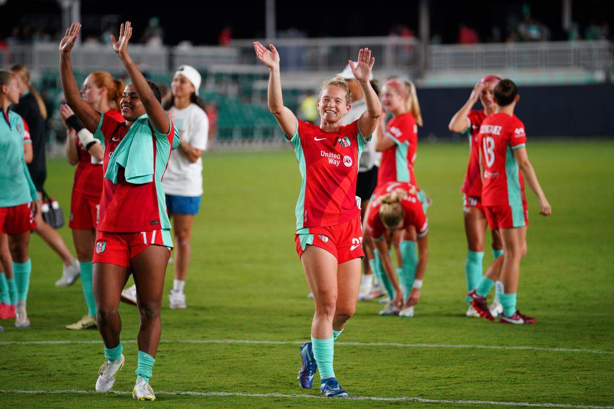 Kansas City Current players celebrate after the match against the North Carolina Courage at CPKC Stadium on Aug. 6, 2024.