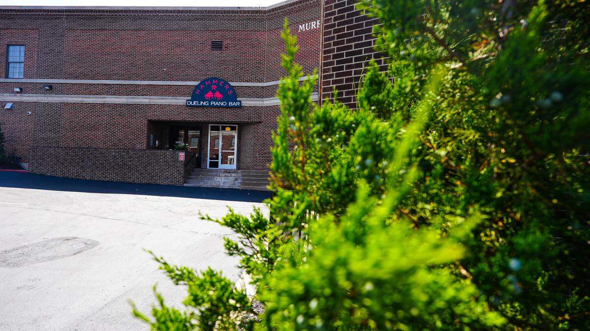 Hammers Dueling Piano Bar is now open in the former Great American Bank at 3901 Main St.