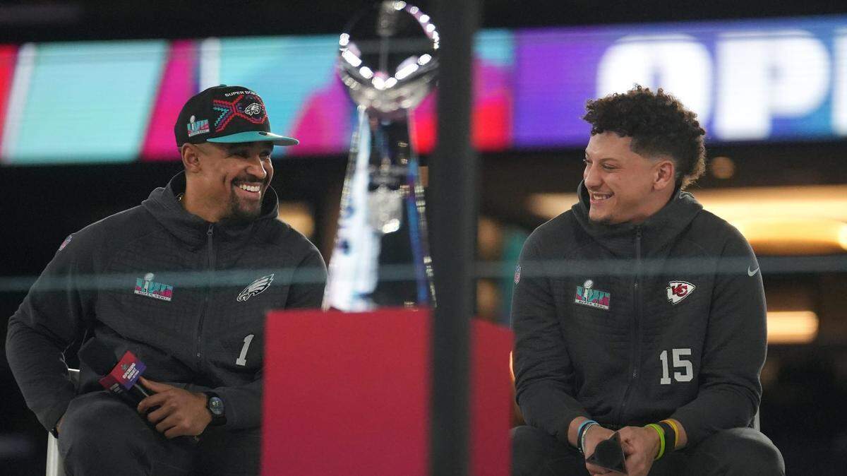 Philadelphia Eagles quarterback Jalen Hurts (left) and Kansas City Chiefs quarterback Patrick Mahomes (right)