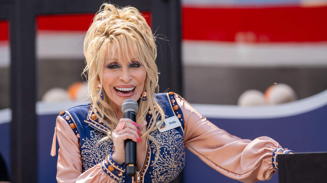 From wisecracks to music, we remember Dolly Parton’s last concert in Kansas City