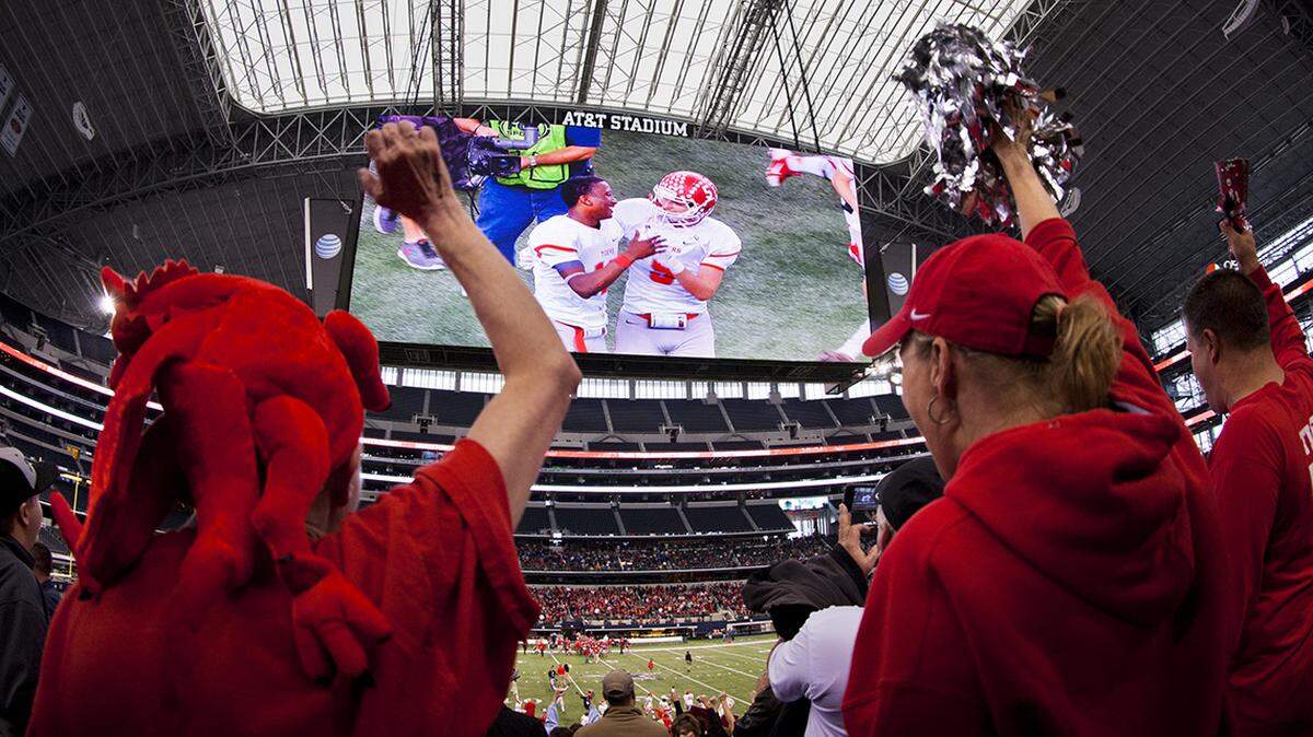 If you haven’t seen the 600-ton LED screen at AT&T Stadium in Arlington, you should.