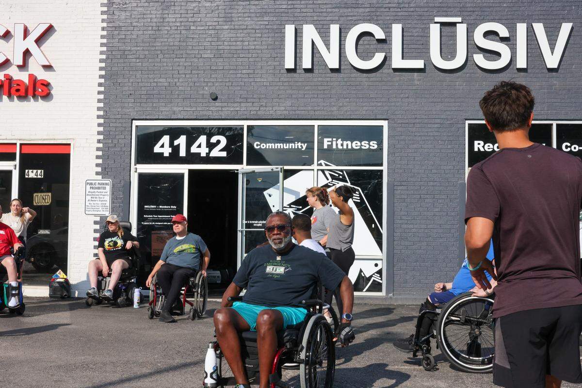 A group works out together during a group session at INCLŪSIV Wellness. 