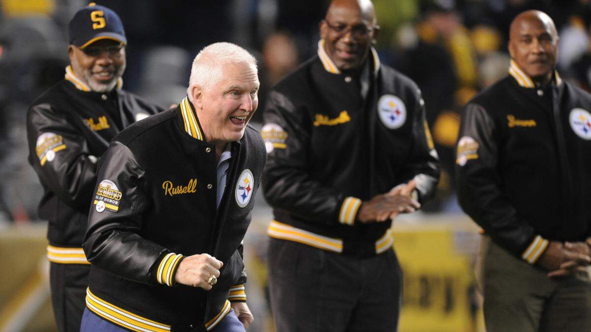 Former Pittsburgh Steelers linebacker Andy Russell acknowledges the crowd during a halftime ceremony recognizing Steelers Hall of Honor members at Heinz Field on Nov. 26, 2017.