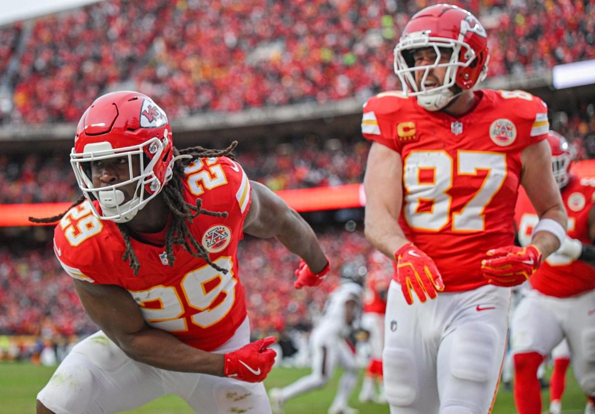 Kansas City Chiefs running back Kareem Hunt (29) celebrates after running in a touchdown in the second quarter against the Houston Texans during the AFC Divisional Round playoff game on Saturday, Jan. 18, 2025, at GEHA Field at Arrowhead Stadium.