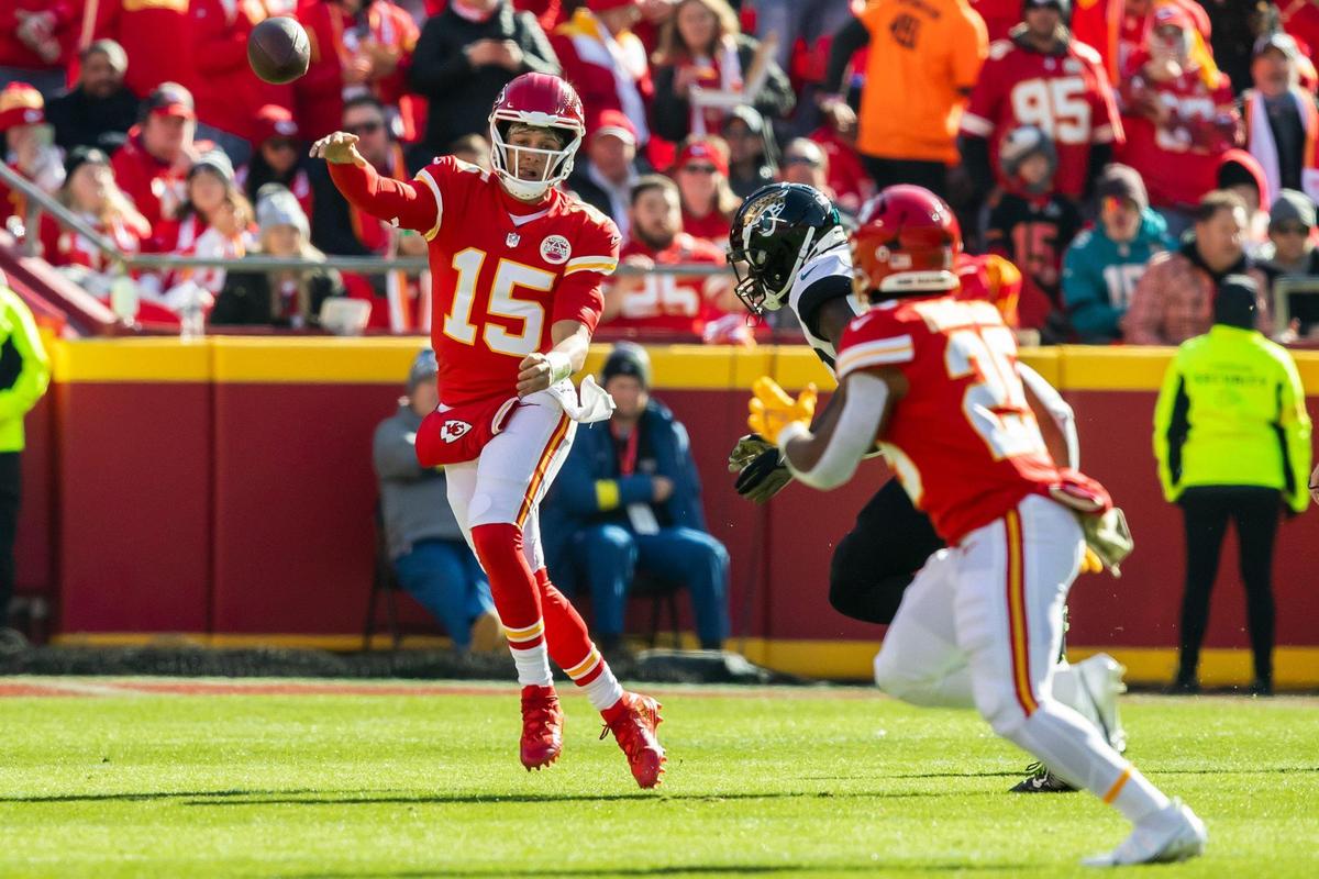 Kansas City Chiefs quarterback Patrick Mahomes (15) passes the ball to Kansas City Chiefs running back Clyde Edwards-Helaire (25) during the game between the Kansas City Chiefs and the Jacksonville Jaguars on Sunday November 13, 2022 at Arrowhead Stadium in Kansas City, Missouri.