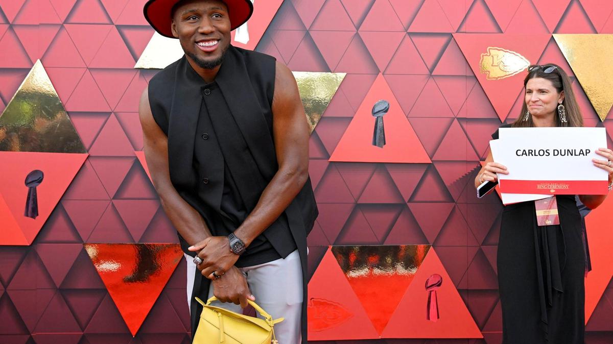 On the red carpet Thursday night, former Kansas City Chiefs defensive end Carlos Dunlap, now a free agent, carried a bright yellow calfskin purse from the Spanish fashion house Loewe, a current favorite of fashion-forward celebrities.