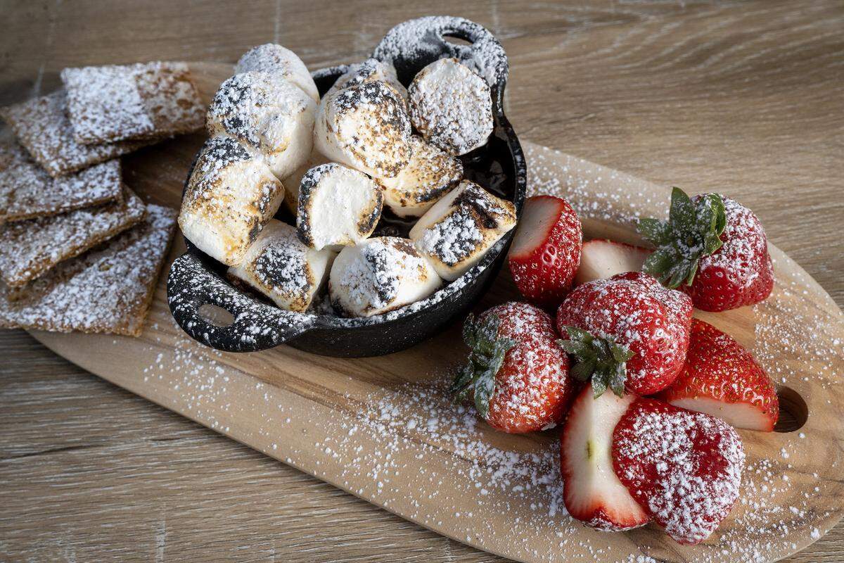 Build-Your-Own S'mores are on the menu at The Margaritaville Hotel Kansas City's Frosted Cabanas, a unique holiday pop-up event that opens on Wednesday, November 19, 2025. Guests can reserve private, heated cabanas on the pool deck, six cabanas decorated with festive holiday themes.