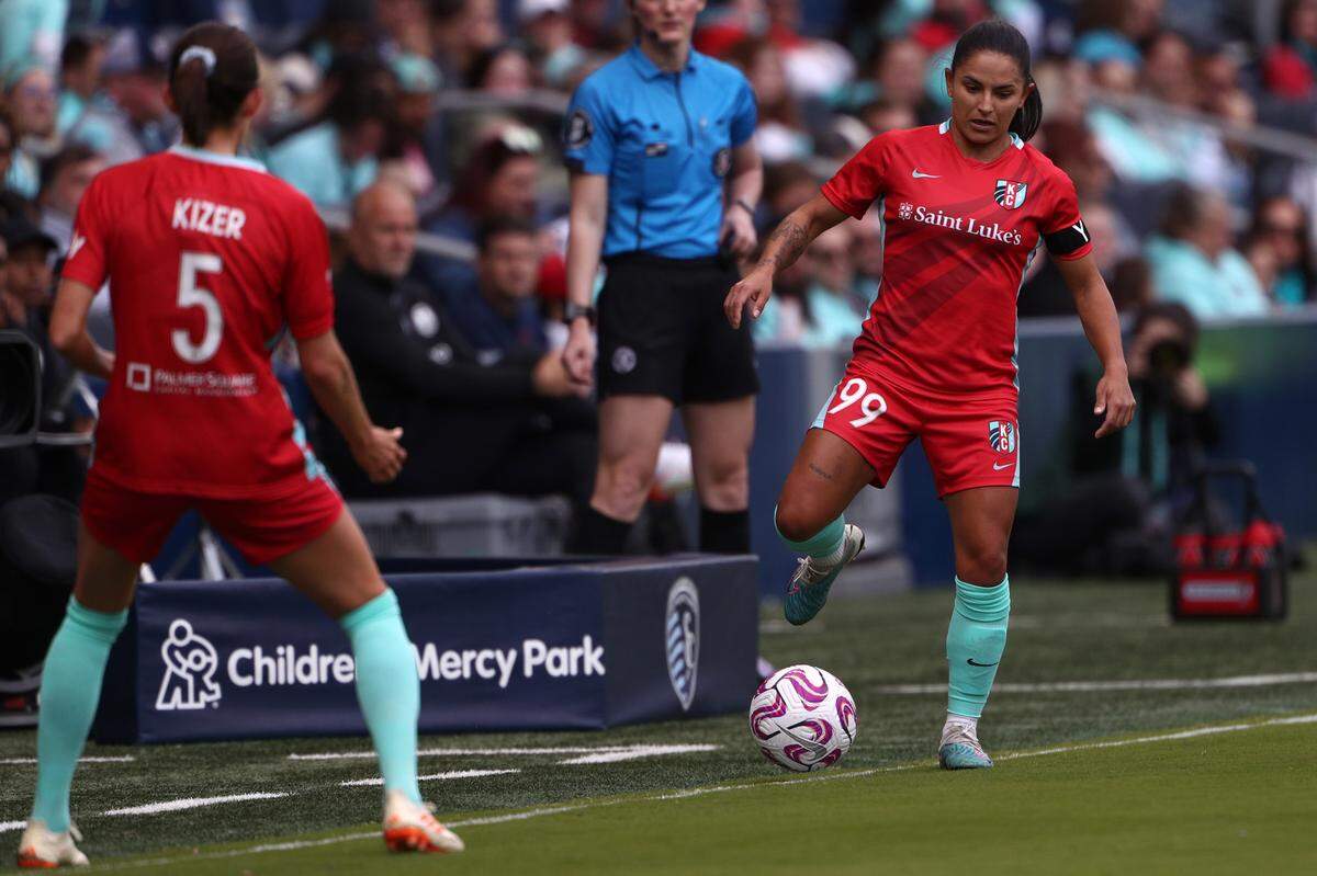 Kansas City Current midfielder Debinha, right, looks to pass the ball to teammate and forward Cece Kizer during Sunday’s game against the Orlando Pride at Children’s Mercy Park in Kansas City, Kan.