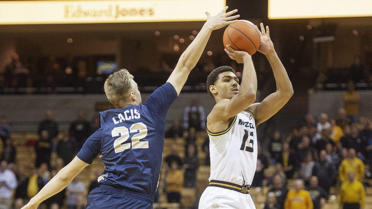 Mark Smith (right) finished with 14 points for Missouri in the Tigers’ home victory over Oral Roberts.