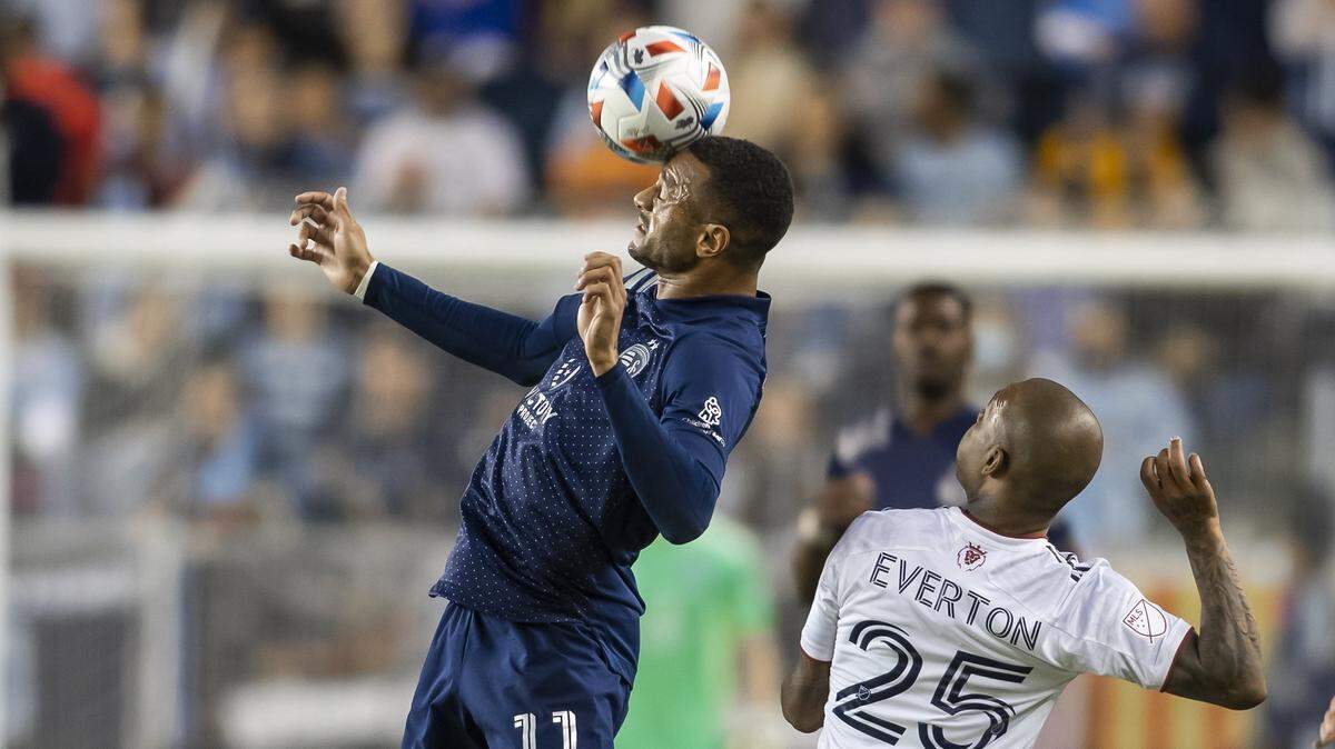 Sporting Kansas City forward Khiry Shelton heads the ball during the first half of Sunday’s game against Real Salt Lake at Children’s Mercy Park.