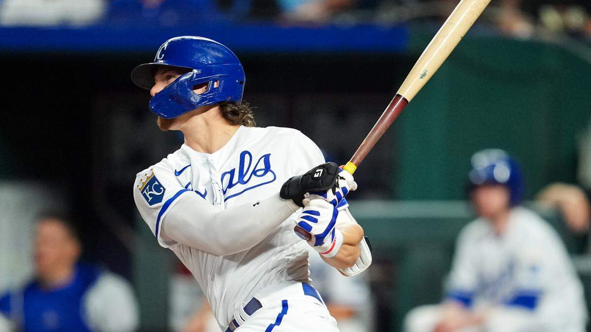 Kansas City Royals shortstop Bobby Witt Jr. (7) hits a grand slam during the fifth inning against the Seattle Mariners at Kauffman Stadium on Aug. 15, 2023.
