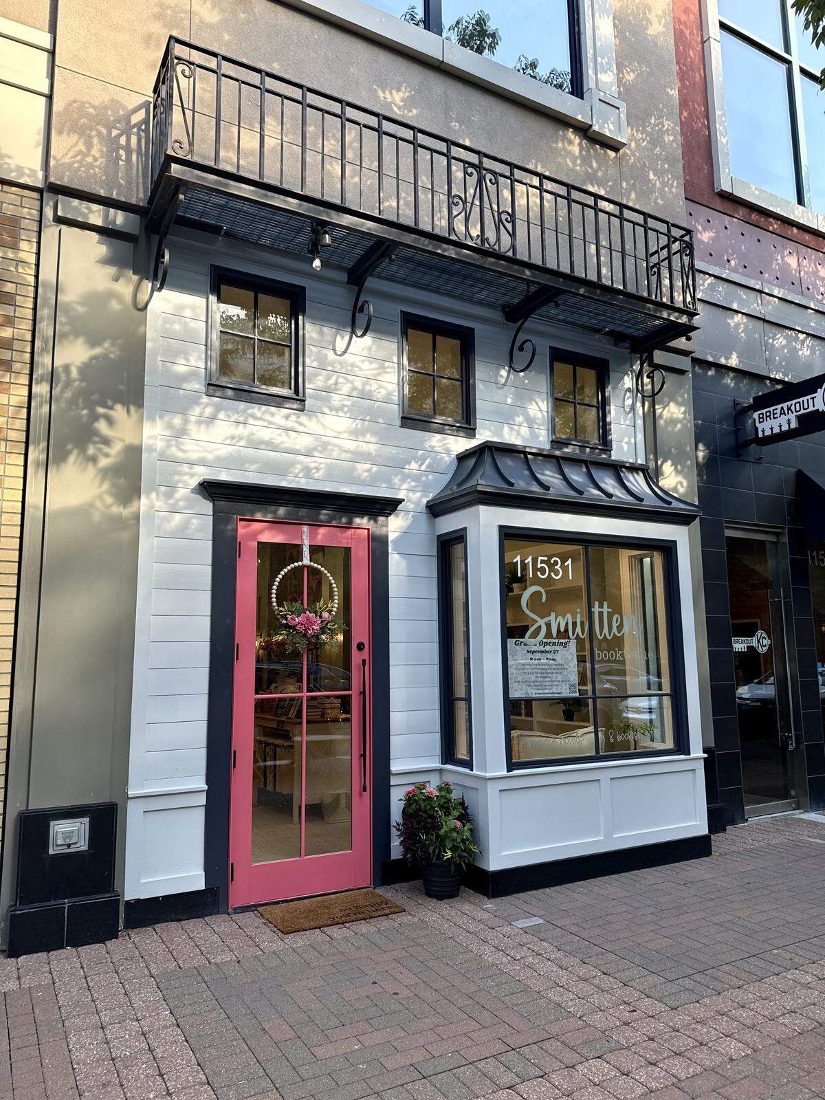 Smitten Booktique’s brick and mortar aesthetic matches its trailer.