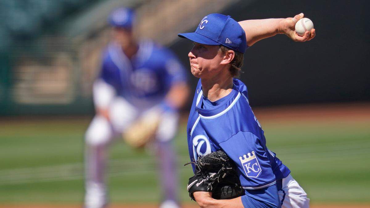 Kansas City Royals’ Brady Singer pitches in the first inning of a spring training baseball game against the Oakland Athletics, Monday, March 8, 2021, in Surprise, Ariz. (AP Photo/Sue Ogrocki)