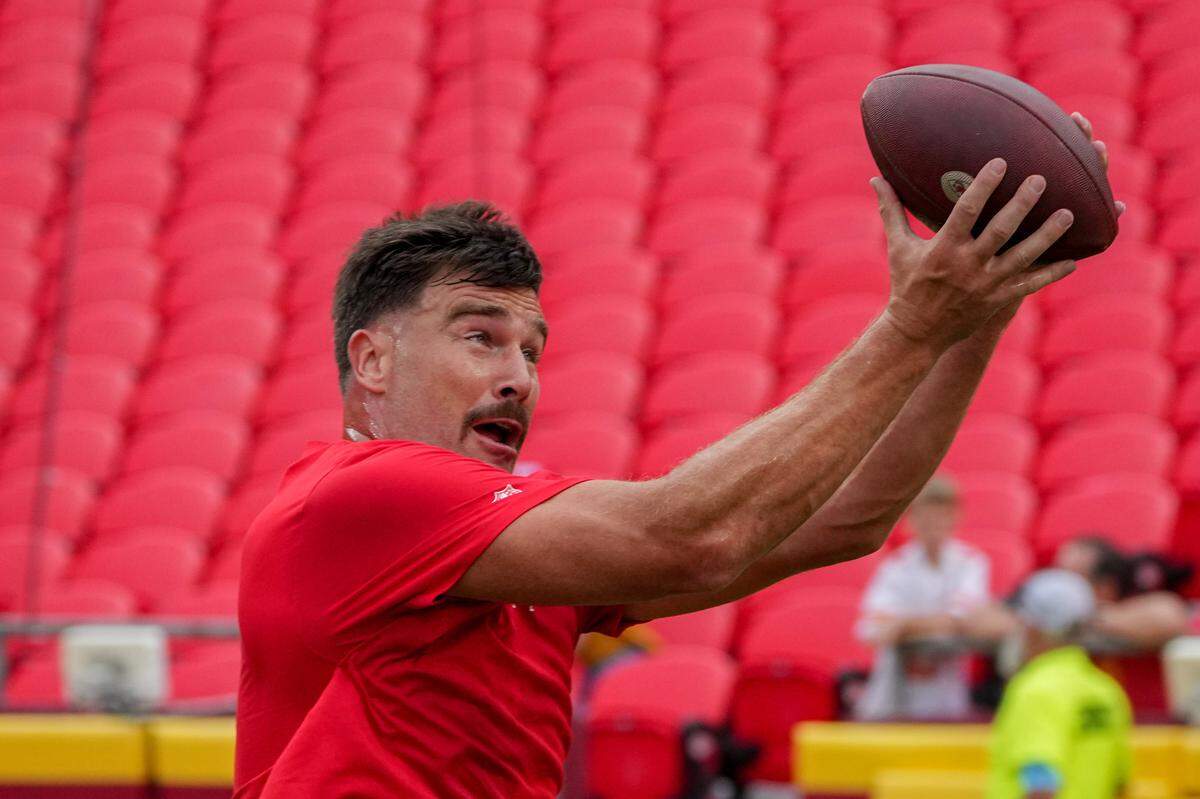 Kansas City Chiefs tight end Travis Kelce (87) warms up against the Chicago Bears prior to a game at GEHA Field at Arrowhead Stadium.