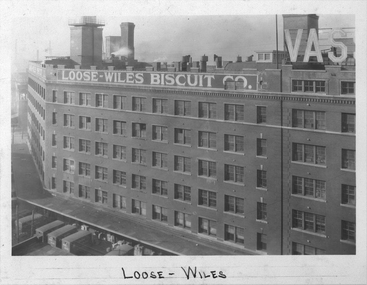 Loose-Wiles Biscuit Co. building in the West Bottoms. 1928.