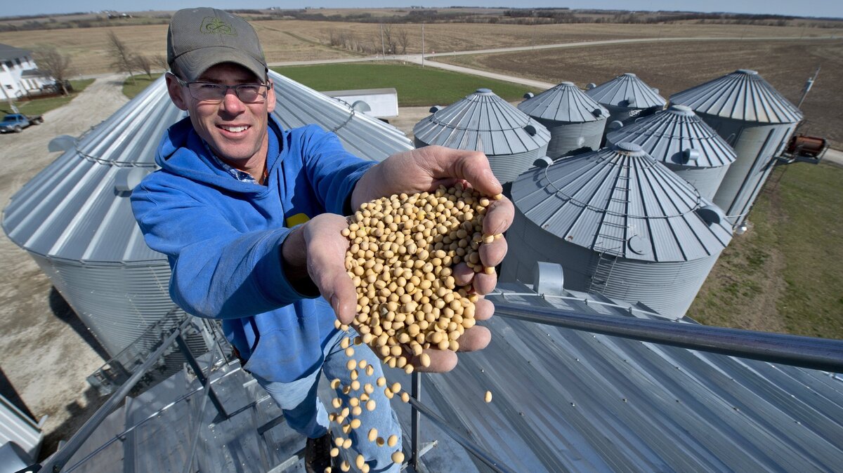 The USDA is weighing moving hundreds of jobs to Kansas City to be closer to farmers in the Midwest.