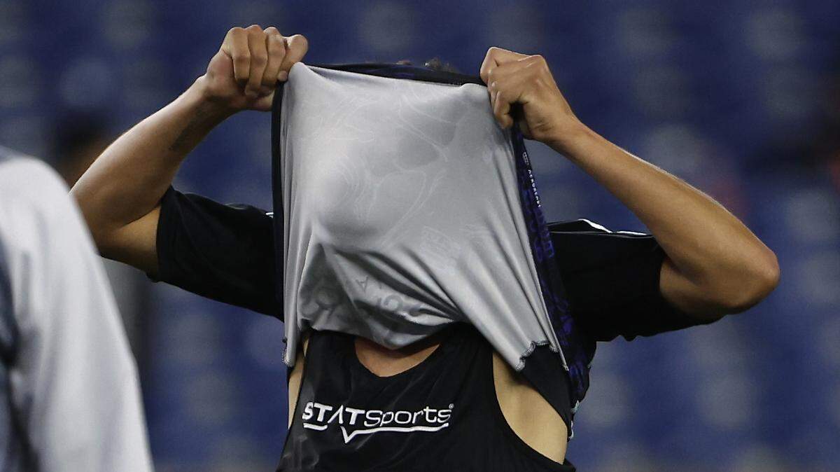 Sporting Kansas City midfielder Felipe Hernndez covers his face after the team’s 2-1 defeat Saturday at the New England Revolution.