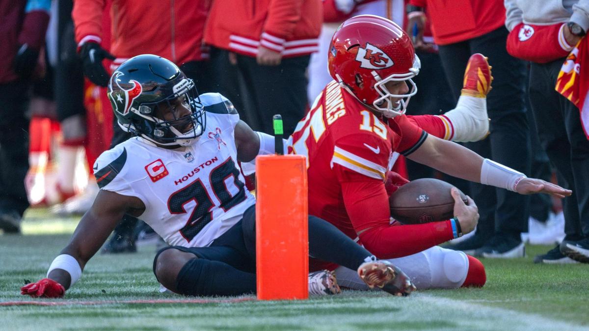Houston Texans safety Jimmie Ward (20) slides out of bounds with Kansas City Chiefs quarterback Patrick Mahomes (15) in the first half against at GEHA Field at Arrowhead Stadium on Saturday, Dec. 21, 2024.
