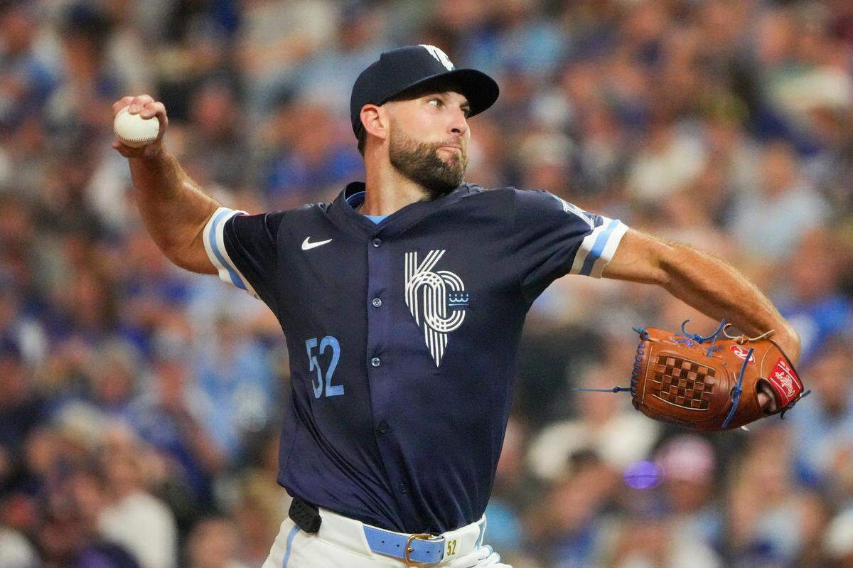 Kansas City Royals starting pitcher Michael Wacha (52) delivers a pitch against the New York Mets during the first inning at Kauffman Stadium on July 11, 2025.