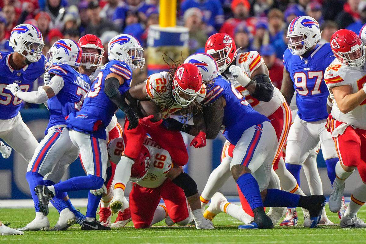Kansas City Chiefs running back Kareem Hunt (29) runs with the ball for a first down against the Buffalo Bills during the first half at Highmark Stadium.